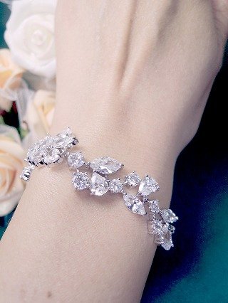 �u���X���b�g bracelet �L���[�r�b�N�W���R�j�A�E�A�N�Z�T���[