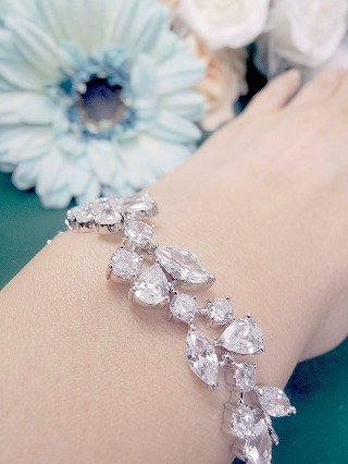 �u���X���b�g bracelet �L���[�r�b�N�W���R�j�A�E�A�N�Z�T���[