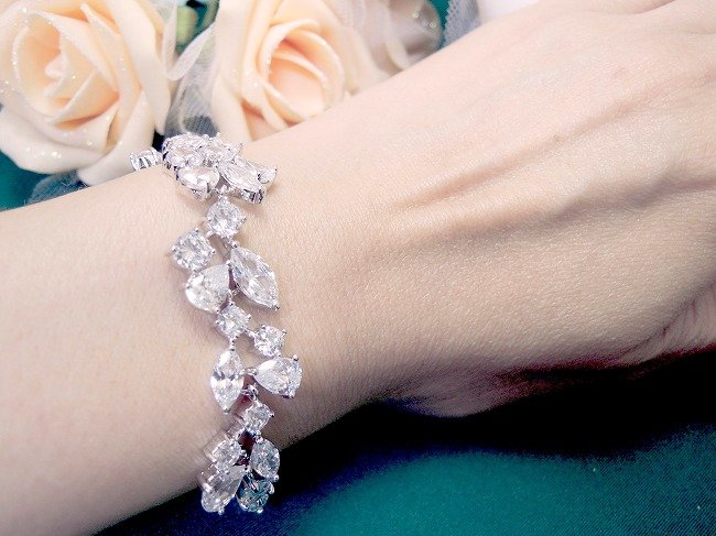 �u���X���b�g bracelet �L���[�r�b�N�W���R�j�A�E�A�N�Z�T���[