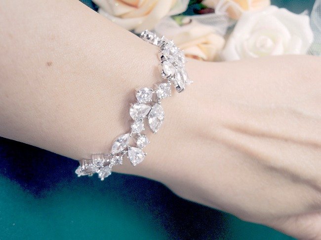 �u���X���b�g bracelet �L���[�r�b�N�W���R�j�A�E�A�N�Z�T���[