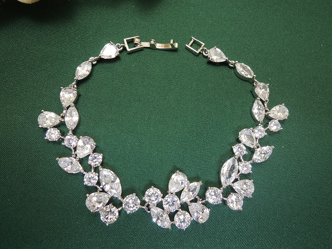 �u���X���b�g bracelet �L���[�r�b�N�W���R�j�A�E�A�N�Z�T���[