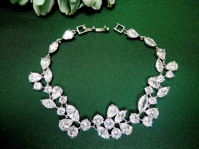 �u���X���b�g bracelet �L���[�r�b�N�W���R�j�A�E�A�N�Z�T���[