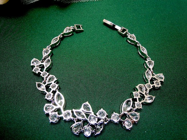 �u���X���b�g bracelet �L���[�r�b�N�W���R�j�A�E�A�N�Z�T���[