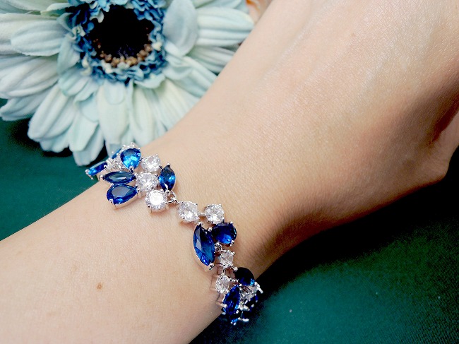 �u���X���b�g bracelet �L���[�r�b�N�W���R�j�A�E�A�N�Z�T���[