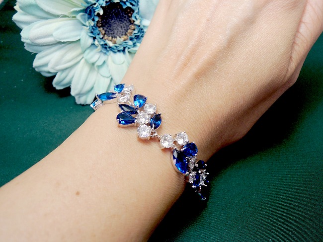 �u���X���b�g bracelet �L���[�r�b�N�W���R�j�A�E�A�N�Z�T���[