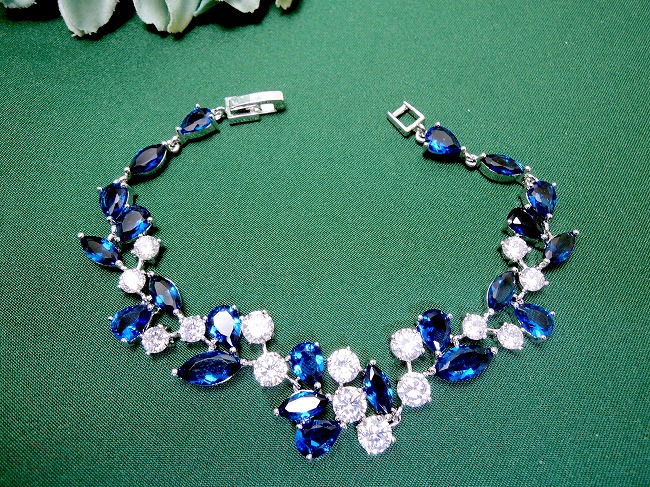 �u���X���b�g bracelet �L���[�r�b�N�W���R�j�A�E�A�N�Z�T���[