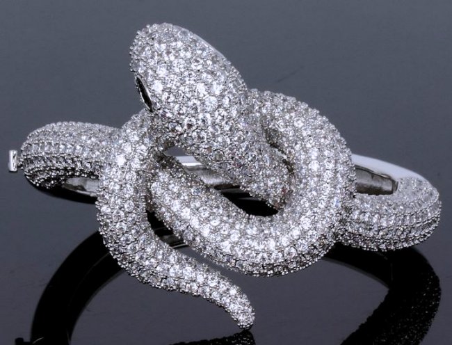 �X�l�[�N�@�o���O���E�u���X���b�g�@�L���[�r�b�N�W���R�j�A�E�A�N�Z�T���[