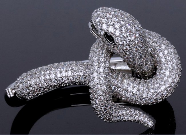 �X�l�[�N�@�o���O���E�u���X���b�g�@�L���[�r�b�N�W���R�j�A�E�A�N�Z�T���[