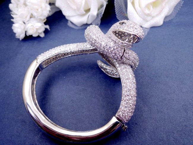 �X�l�[�N�@�o���O���E�u���X���b�g�@�L���[�r�b�N�W���R�j�A�E�A�N�Z�T���[