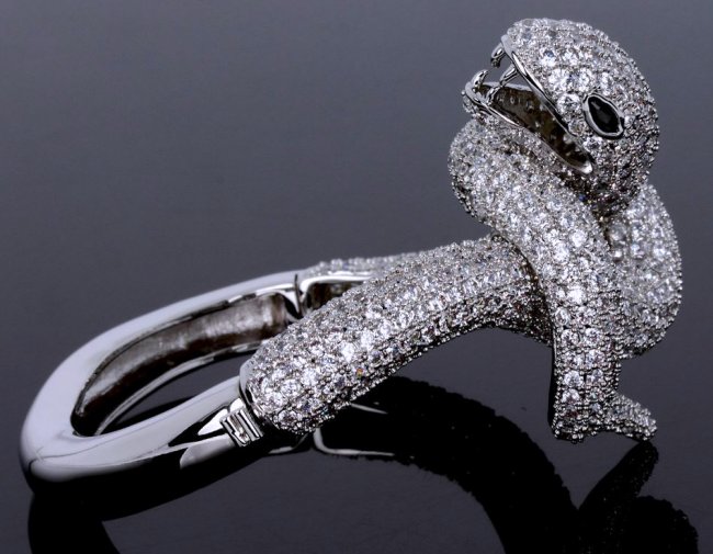 �X�l�[�N�@�o���O���E�u���X���b�g�@�L���[�r�b�N�W���R�j�A�E�A�N�Z�T���[