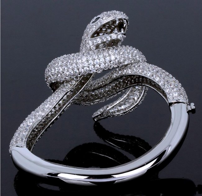 �X�l�[�N�@�o���O���E�u���X���b�g�@�L���[�r�b�N�W���R�j�A�E�A�N�Z�T���[