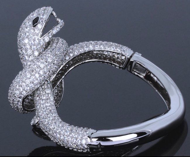 �X�l�[�N�@�o���O���E�u���X���b�g�@�L���[�r�b�N�W���R�j�A�E�A�N�Z�T���[