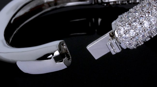 �X�l�[�N�@�o���O���E�u���X���b�g�@�L���[�r�b�N�W���R�j�A�E�A�N�Z�T���[