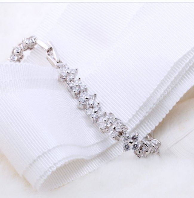 �u���X���b�g�@bracelet �L���[�r�b�N�W���R�j�A�E�A�N�Z�T���[