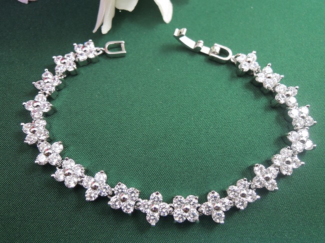 �u���X���b�g�@bracelet �L���[�r�b�N�W���R�j�A�E�A�N�Z�T���[