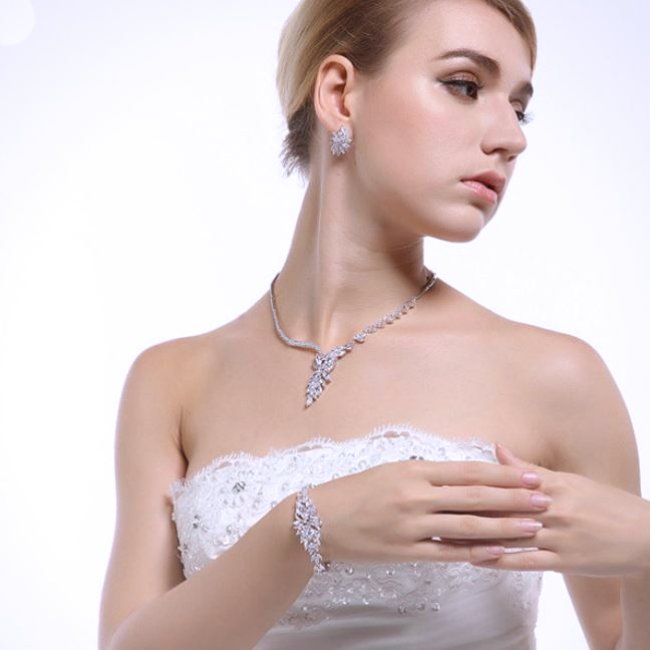 �L���[�r�b�N�W���R�j�A�̃l�b�N���X