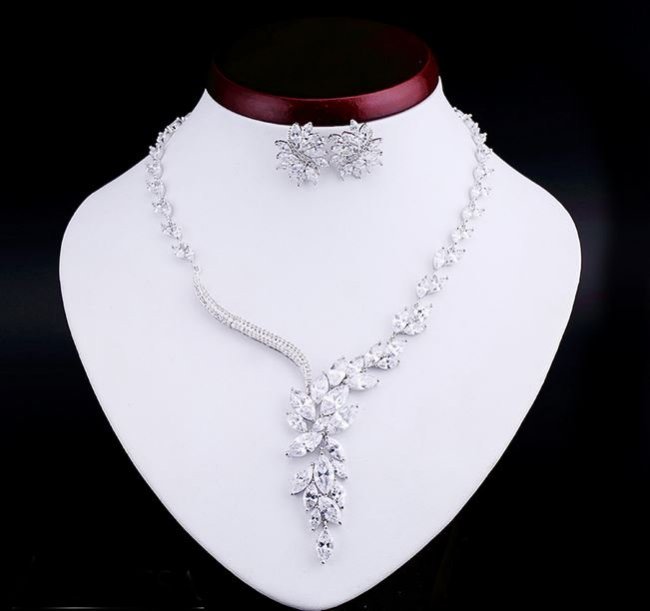 �L���[�r�b�N�W���R�j�A�̃l�b�N���X