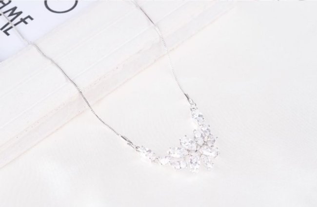 �o�^�t���C�@�}�C�N���E�p���F�@�y���_���g�E�l�b�N���X�@�L���[�r�b�N�W���R�j�A�E�A�N�Z�T���[