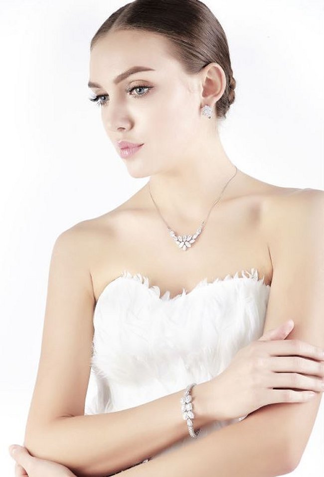 �o�^�t���C�@�}�C�N���E�p���F�@�y���_���g�E�l�b�N���X�@�L���[�r�b�N�W���R�j�A�E�A�N�Z�T���[