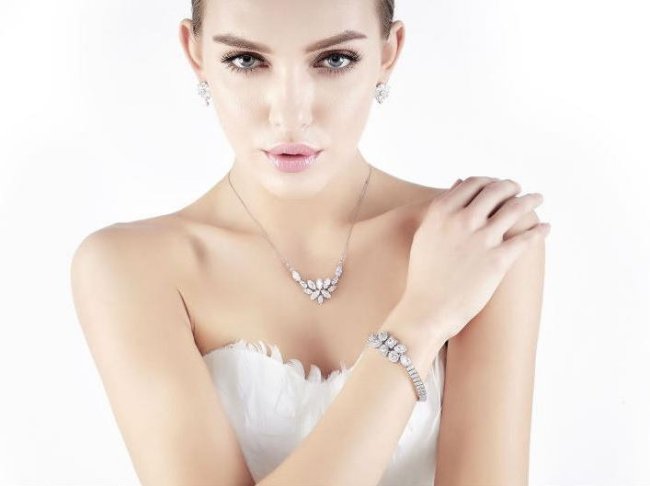 �o�^�t���C�@�}�C�N���E�p���F�@�y���_���g�E�l�b�N���X�@�L���[�r�b�N�W���R�j�A�E�A�N�Z�T���[