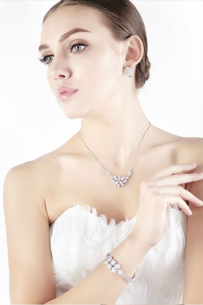 �o�^�t���C�@�}�C�N���E�p���F�@�y���_���g�E�l�b�N���X�@�L���[�r�b�N�W���R�j�A�E�A�N�Z�T���[