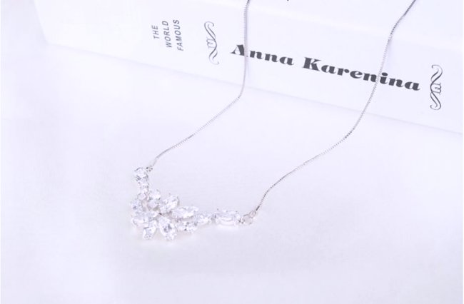 �o�^�t���C�@�}�C�N���E�p���F�@�y���_���g�E�l�b�N���X�@�L���[�r�b�N�W���R�j�A�E�A�N�Z�T���[