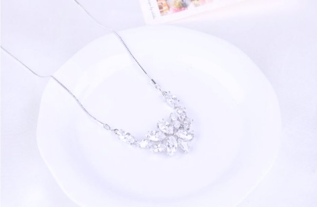 �o�^�t���C�@�}�C�N���E�p���F�@�y���_���g�E�l�b�N���X�@�L���[�r�b�N�W���R�j�A�E�A�N�Z�T���[