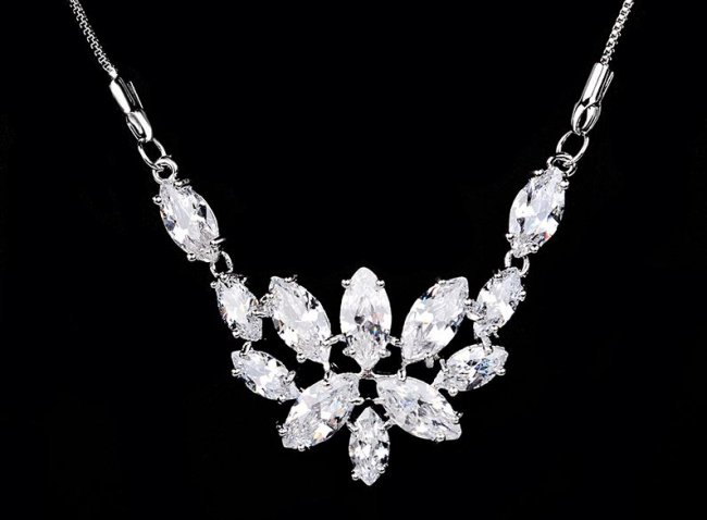 �o�^�t���C�@�}�C�N���E�p���F�@�y���_���g�E�l�b�N���X�@�L���[�r�b�N�W���R�j�A�E�A�N�Z�T���[