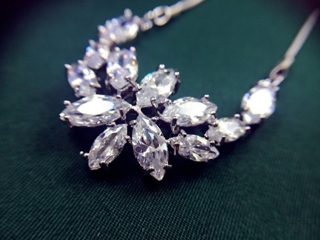 �o�^�t���C�@�}�C�N���E�p���F�@�y���_���g�E�l�b�N���X�@�L���[�r�b�N�W���R�j�A�E�A�N�Z�T���[