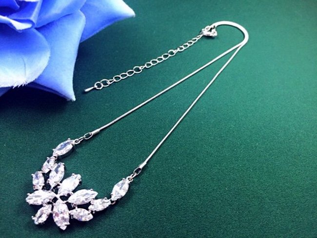 �o�^�t���C�@�}�C�N���E�p���F�@�y���_���g�E�l�b�N���X�@�L���[�r�b�N�W���R�j�A�E�A�N�Z�T���[