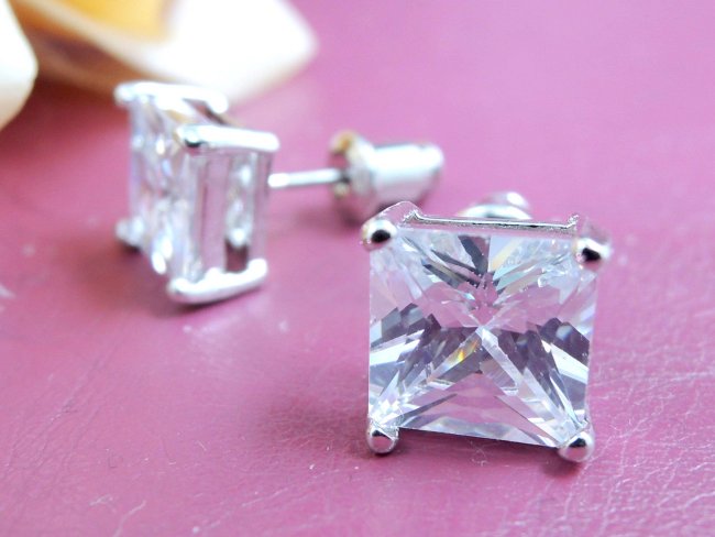 �L���[�r�b�N�W���R�j�A�̃l�b�N���X