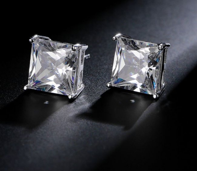 �L���[�r�b�N�W���R�j�A�̃l�b�N���X