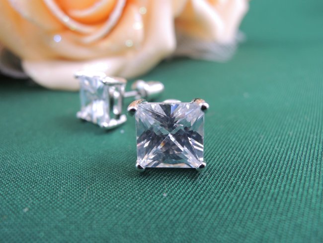 �L���[�r�b�N�W���R�j�A�̃l�b�N���X