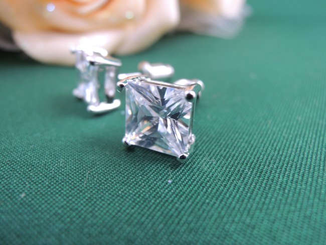 �L���[�r�b�N�W���R�j�A�̃l�b�N���X