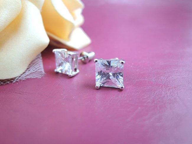 �L���[�r�b�N�W���R�j�A�̃l�b�N���X