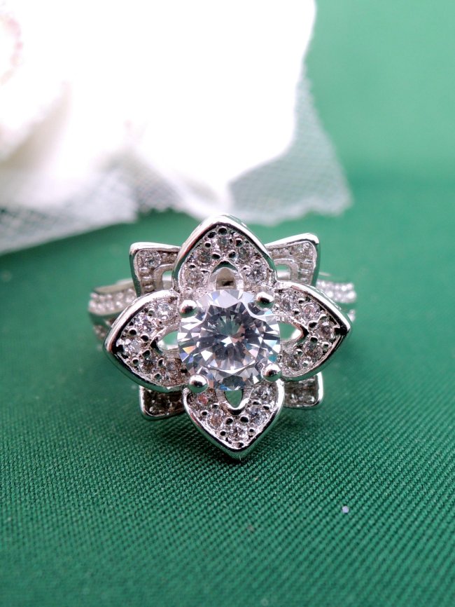 �L���[�r�b�N�W���R�j�A �����O