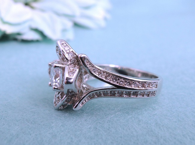 �L���[�r�b�N�W���R�j�A �����O