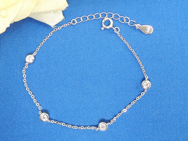 �A�N�Z�T���[�@�X�e�[�V�����u���X���b�g