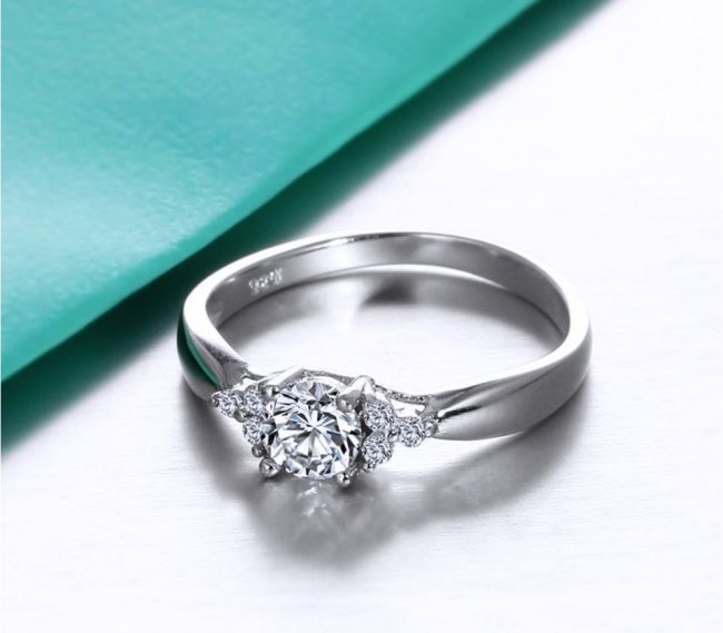 �L���[�r�b�N�W���R�j�A �����O